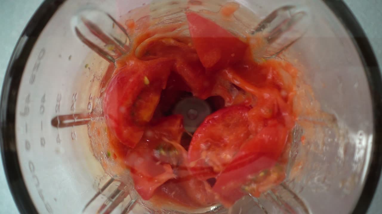 Preparazione di pomodori nel frullatore. Rallentatore.
