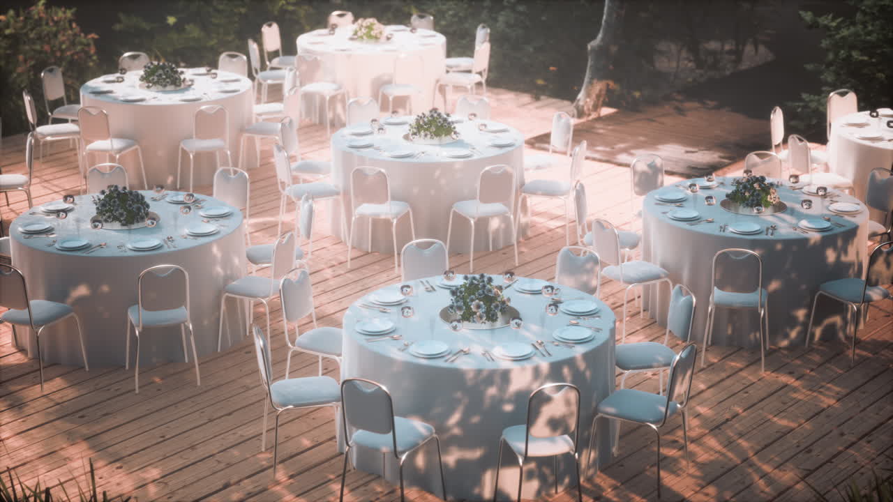 terraza vacía y patio de un restaurante de bar