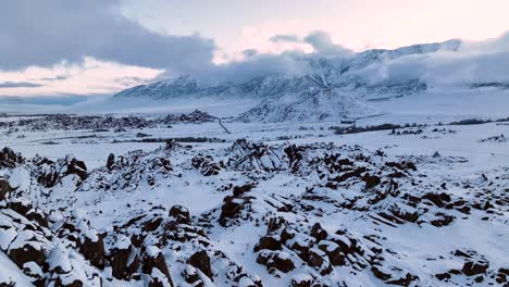 Weitwinkel-Drohnenaufnahme-Der-Sierra-Mountains-Und-Der-Alabama-Hills,-Kalifornien-Mit-Neuschnee