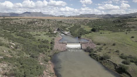 vista aérea: importante emisario de agua de la represa hidroeléctrica aguas arriba