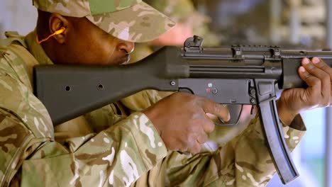 vista lateral de soldados militares negros disparando rifle en práctica de tiro durante el entrenamiento 4k