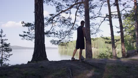 hombre disfrutando de la naturaleza junto al lago