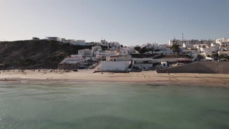 establecimiento de vuelo de regreso a la pintoresca playa de burgau, vila do bispo, algarve