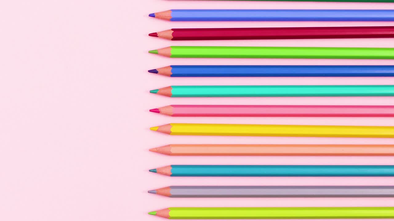 lápices de diferentes colores ordenados en tema rosa pastel. detenga el movimiento