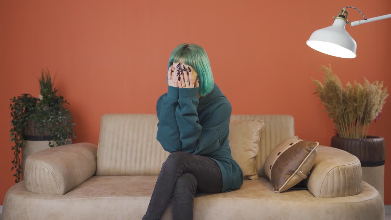 una mujer joven con un cambio de humor.