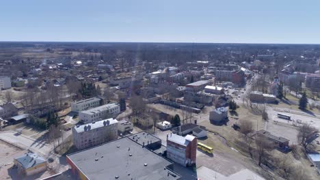 la vista de la ciudad en valga estonia en una toma aérea