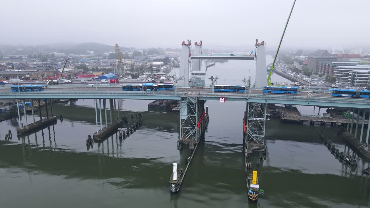 스웨덴 예테보리에 있는 고타 강 위의 새로운 오래된 다리 - 오름차순 드론 샷