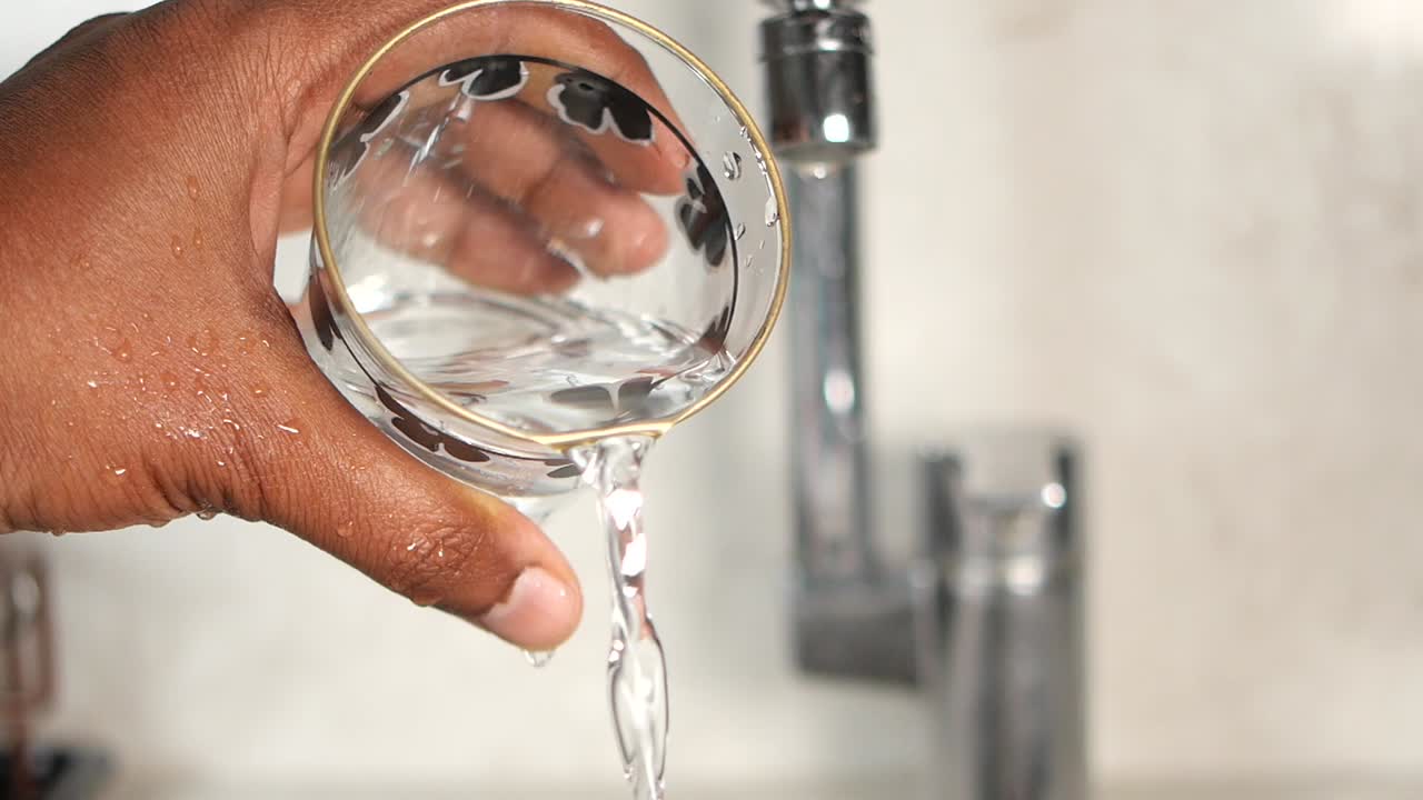 vertiendo agua en un vaso