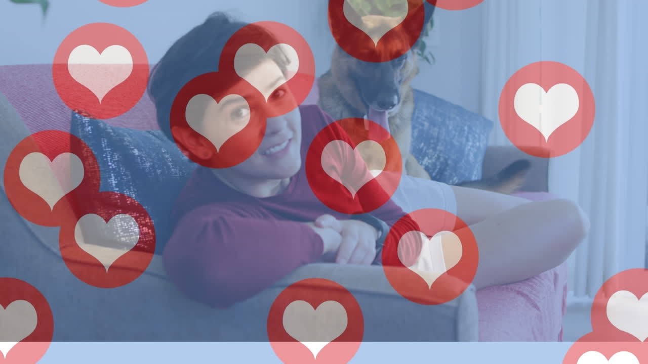 animación de emojis de corazón sobre una mujer caucásica feliz