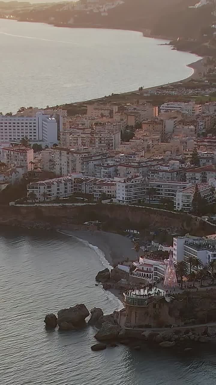 Vista aerea di densi edifici bianchi della città di Nerja