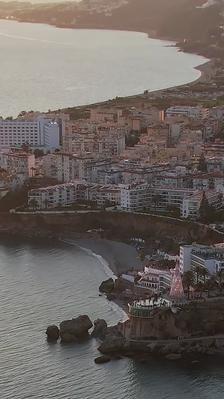 Vista aerea di densi edifici bianchi della città di Nerja