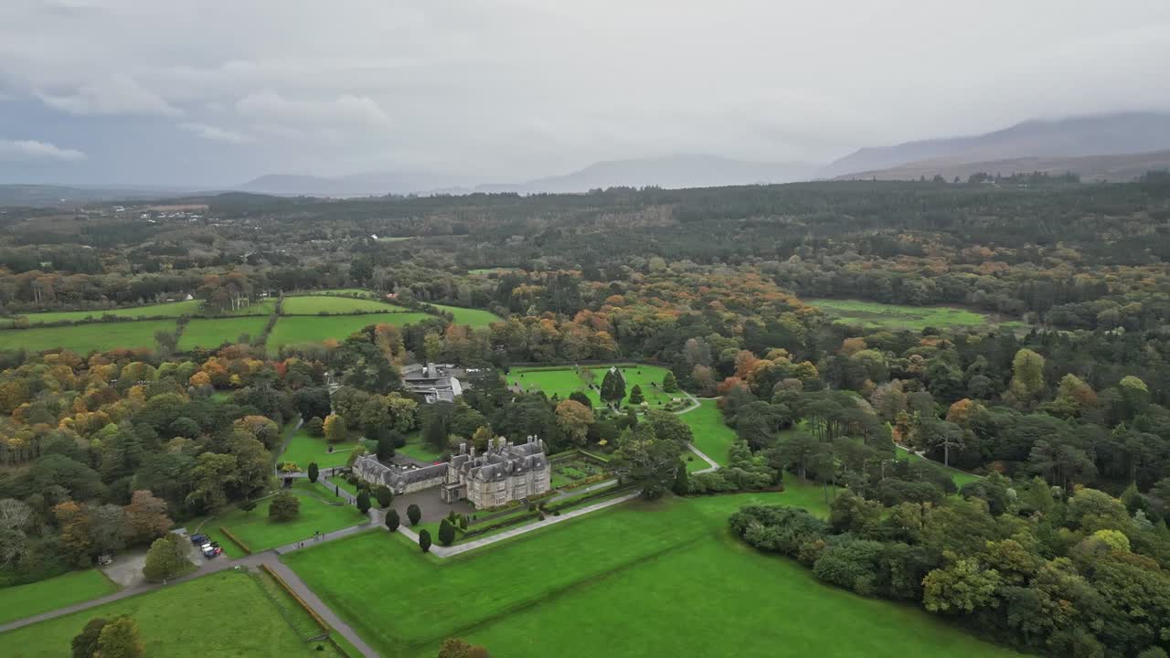 Veduta aerea di Muckross House, vegetazione lussureggiante, atmosfera serena a Killarney, Irlanda.