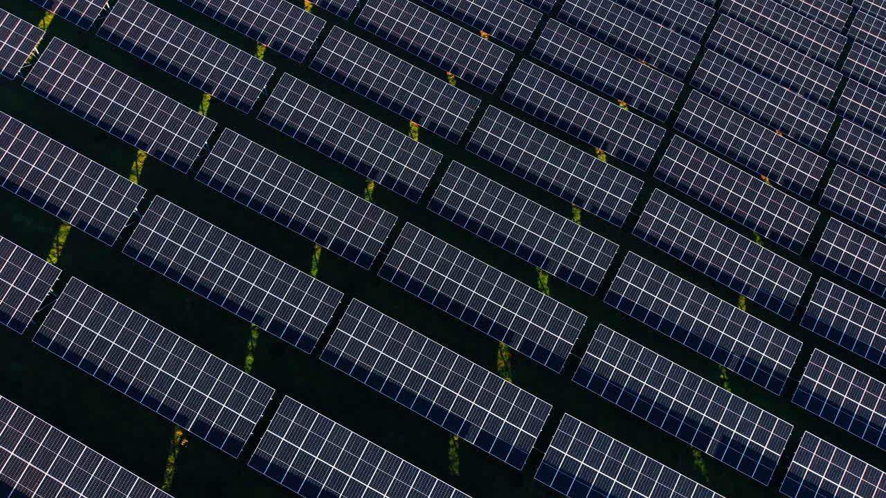 Sorvolando le molteplici celle fotovoltaiche. Tecnologia ecologica per la produzione di energia pulita.