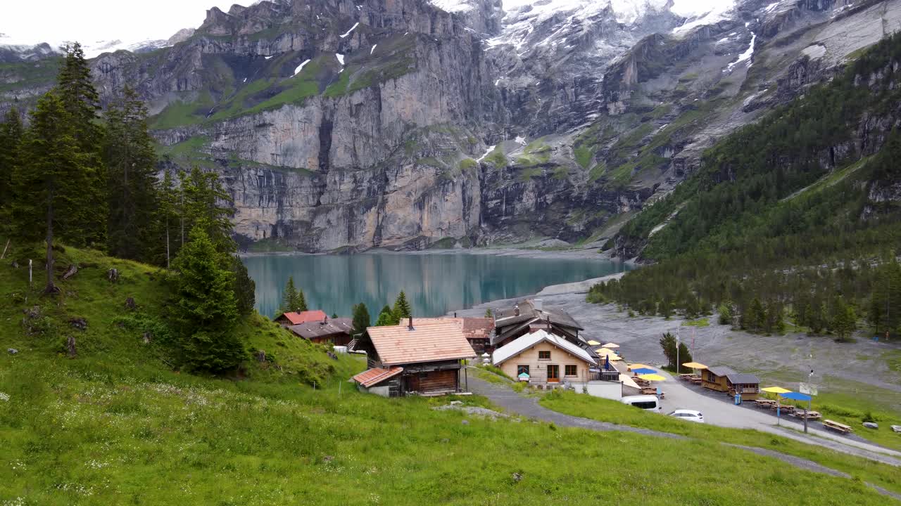 альпийский озеро и горный отель-ресторан среди швейцарских альп в кандерстеге, швейцария