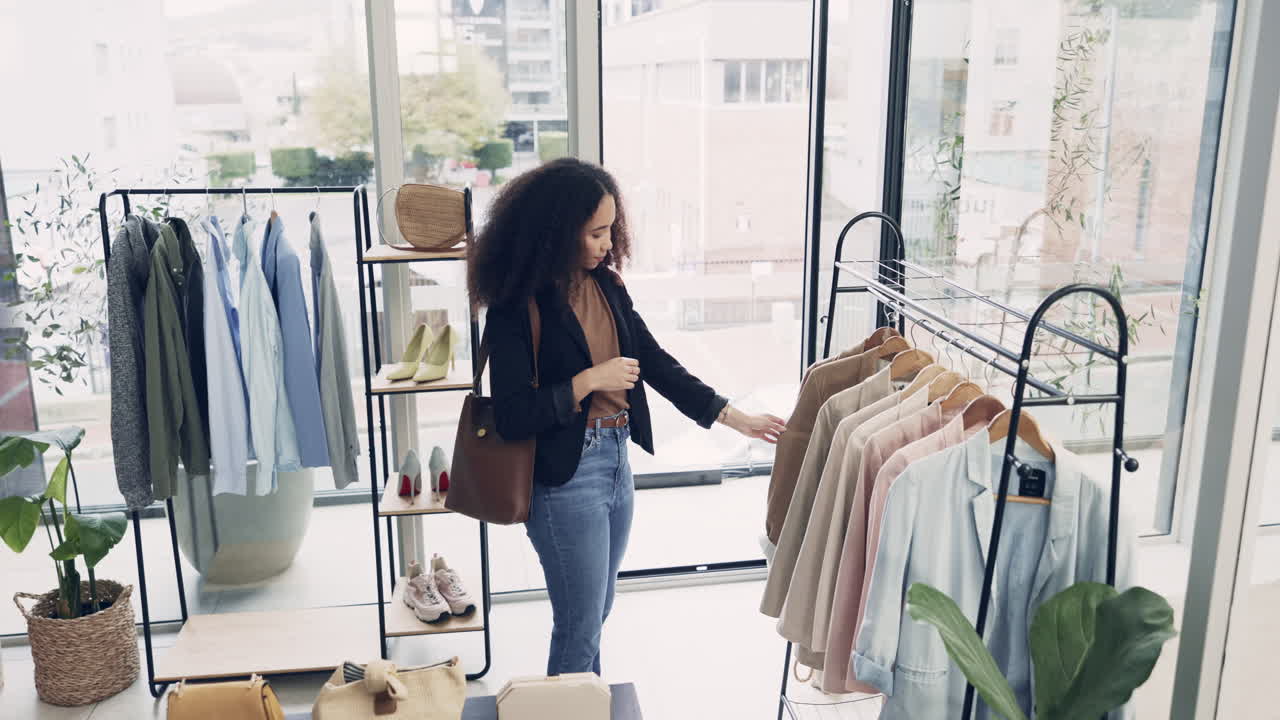 moda, compras y opción con mujer en la tienda