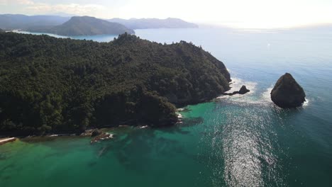 vista de drones de la península de coromandel en nueva zelanda