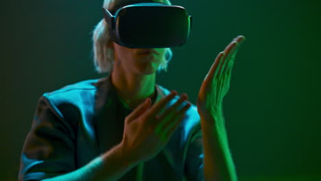 una persona con gafas bailando en el metaverso. hombre del milenio relajándose con auriculares 3d.