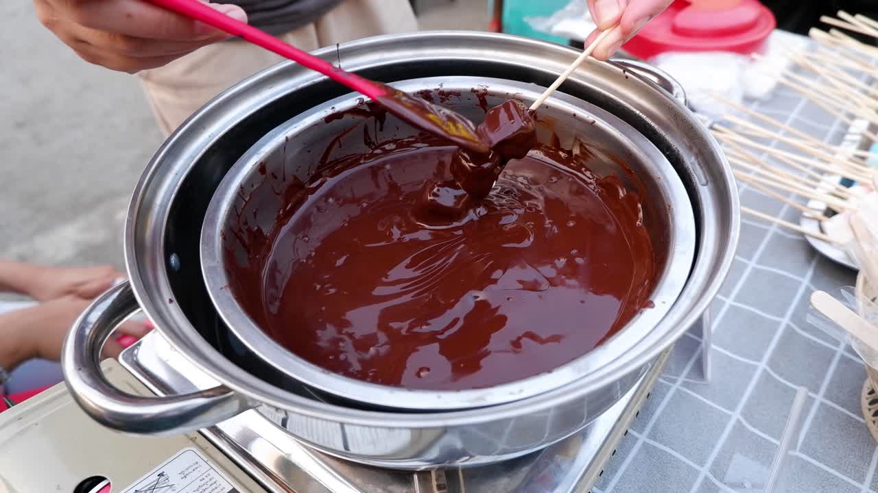 Marshmallow intinti in una fonduta di cioccolato