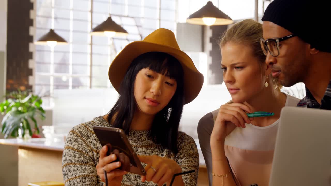 디지털 태블릿 4k를 사용하는 임원