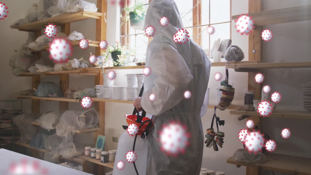 ppe 슈트와 얼굴 마스크를 입은 사람 위에 코로나 19 세포의 애니메이션 소독 도자기 스튜디오