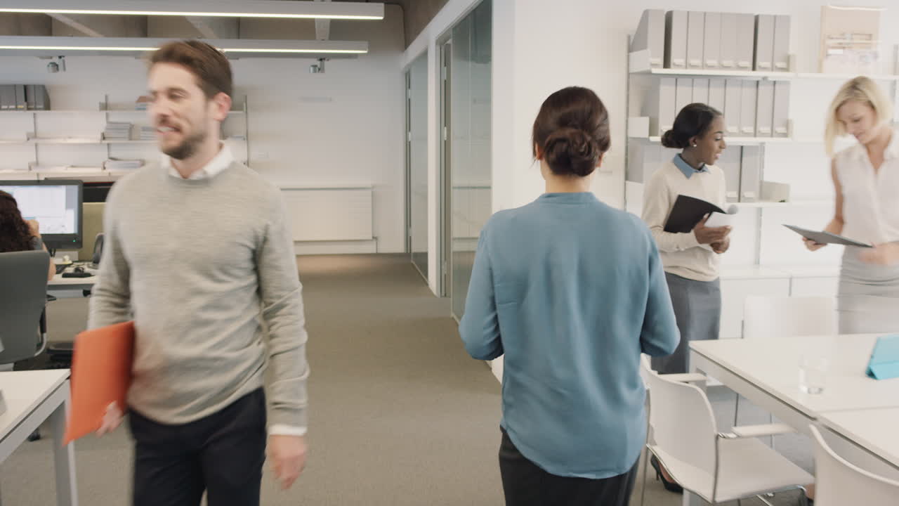 actividad ocupada en diversas oficinas de negocios con personas de negocios que trabajan con múltiples tareas en el lugar de trabajo discutiendo ideas de crecimiento y creación de redes