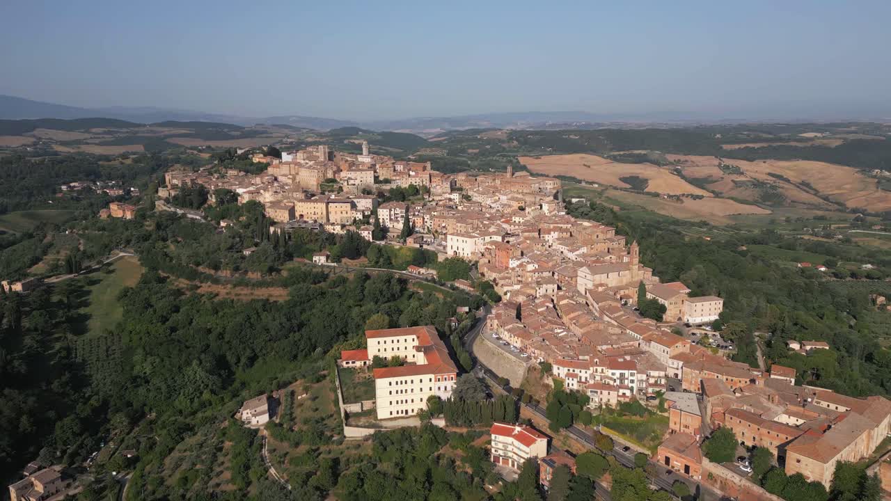 montepulciano, toscana, italia imágenes aéreas de drones dolly y pan de izquierda a derecha