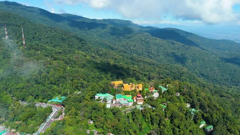 wat phra que doi suthep enclavado en las nubes y rodeado de bosque de hoja perenne, increíble drone aéreo vista del templo budista con nubes