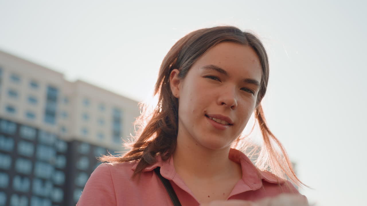 Selfassured Urban Lady, Bright City Setting With Cheerful Demeanor, Relaxed Woman In City Light With Friendly Smile, Confident White Woman Posing Casually In City Environment With Warm Expression
