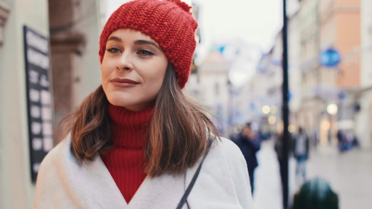 쇼핑은 그녀의 가장 큰 취미입니다