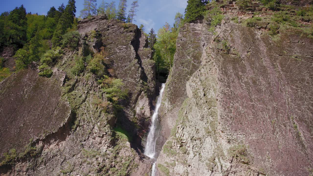 agua cayendo entre enormes rocas