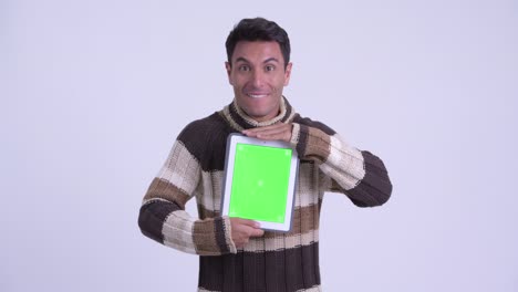 joven y guapo hombre hispano listo para el invierno