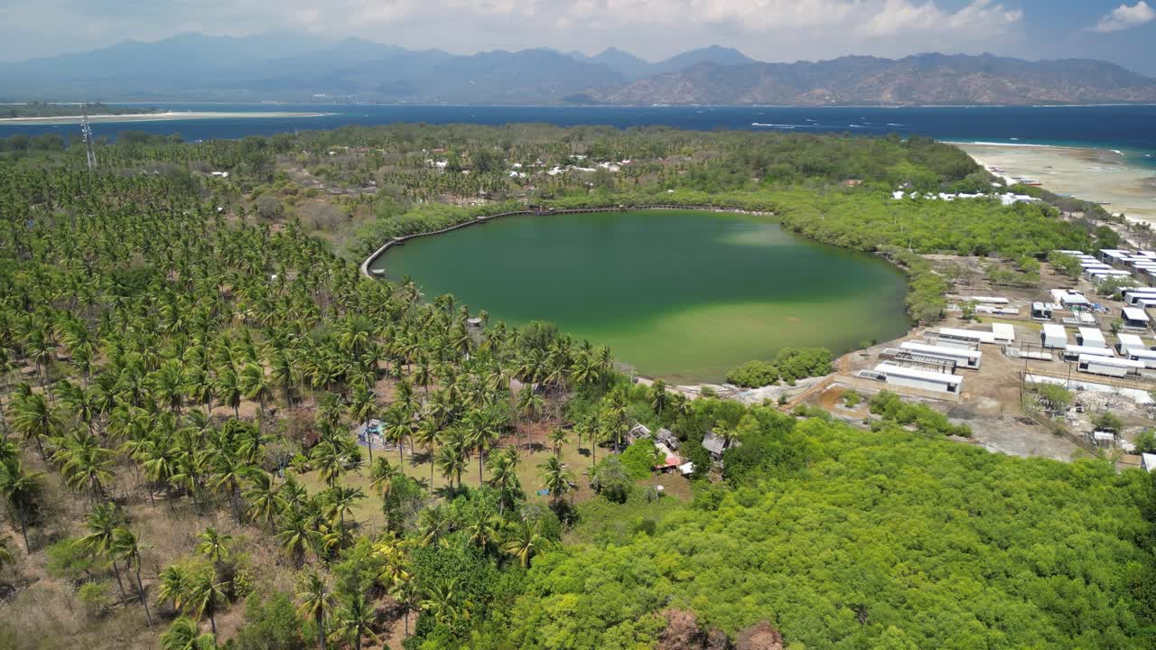 foto aérea del lago de agua salada en gili meno, ubicado entre las idílicas islas gili de indonesia, se erige como un paraíso sereno y encantador para los viajeros que buscan escapar de lo ordinario