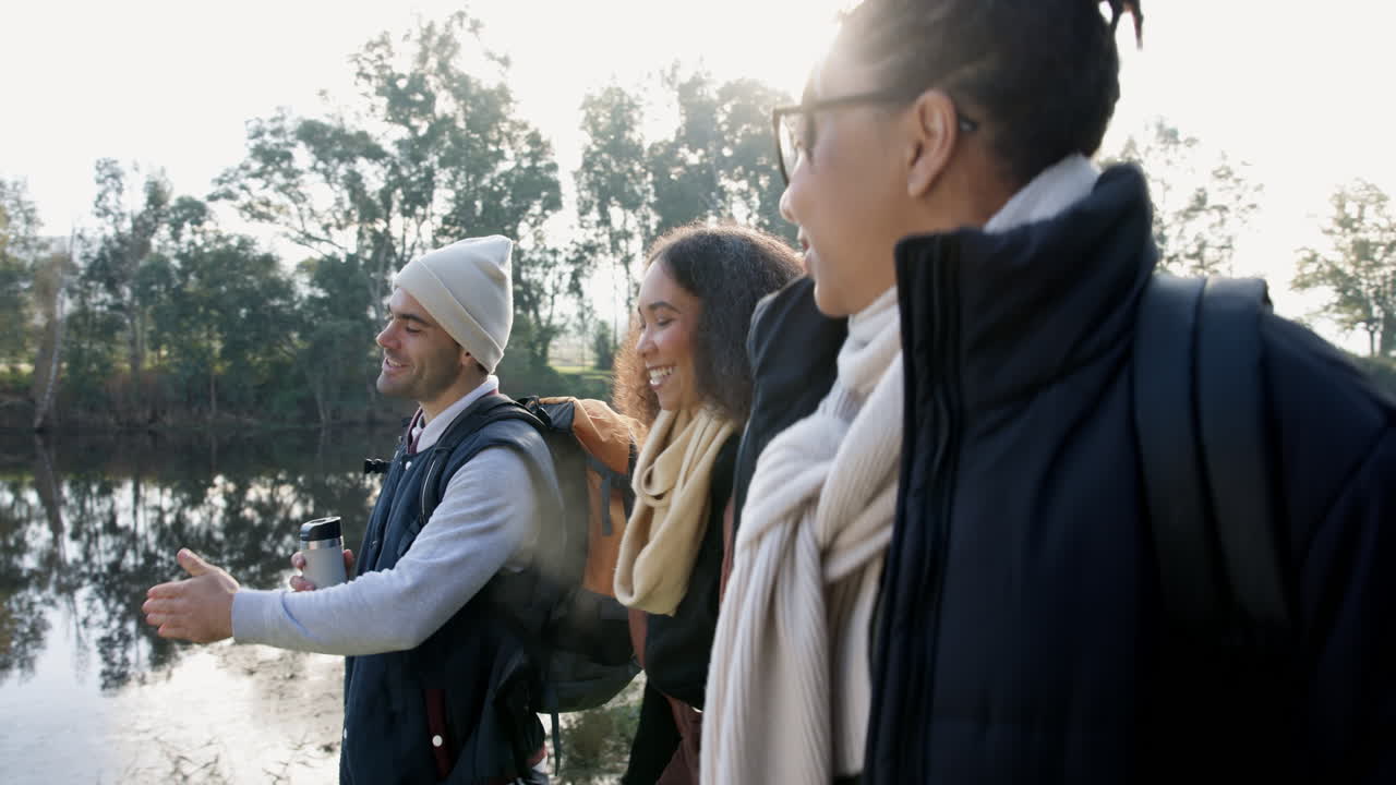 하이킹, 미소, 그리고 호수에서  ⁇ 는 친구들