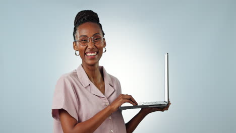 Computadora-Portátil,-Mecanografía-O-Rostro-De-Mujer-Negra-En-El-Estudio