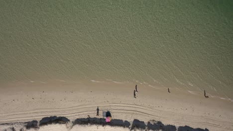 algunas personas caminando en playas de arena en portugal, portugal - playa de arena popular para días de relax