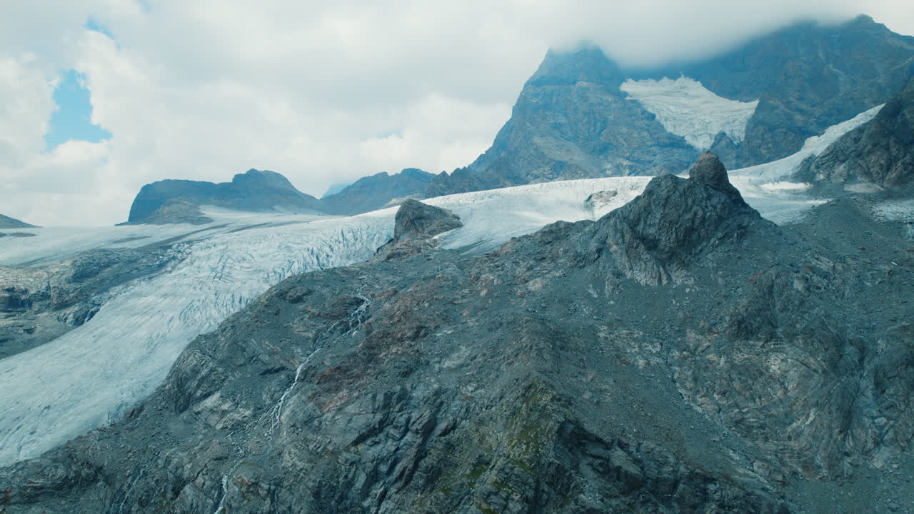 봄 동안 위에서 알프스의 펠라리아 빙하