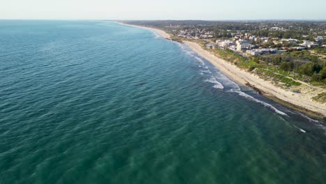 Die-Luftaufnahme-Fängt-Die-Essenz-Eines-Sonnigen-Tages-Entlang-Der-Bezaubernden-Küste-Von-Cottesloe-Beach-Ein