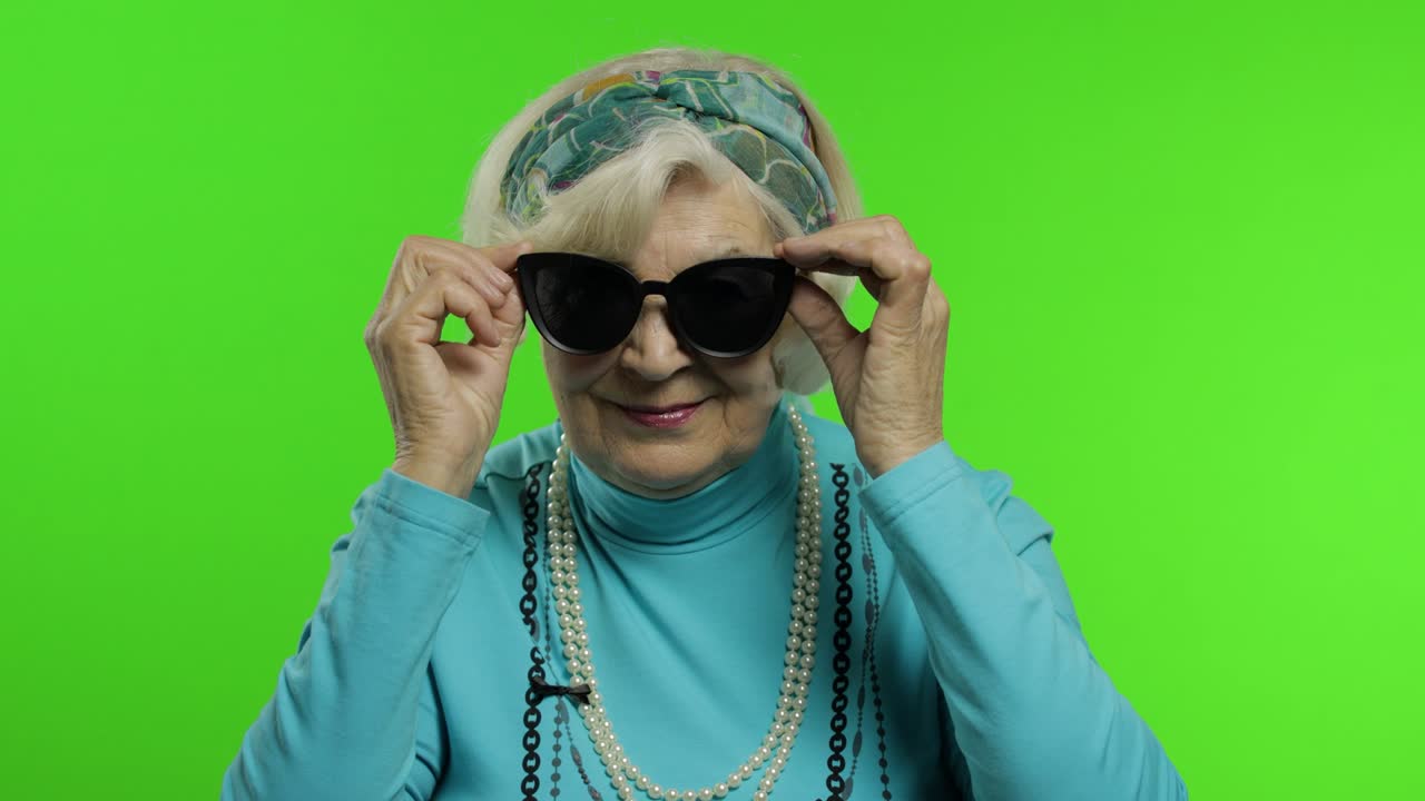 anciana elegante abuela de moda. mujer caucásica posando. llave de croma