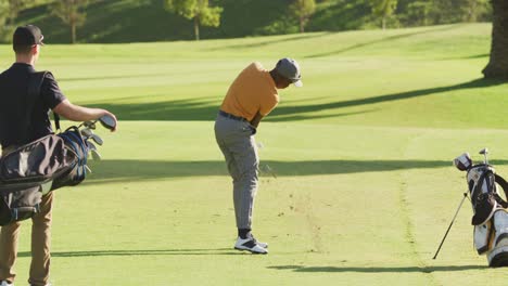 Video-Von-Verschiedenen-Männlichen-Freunden,-Die-Auf-Dem-Golfplatz-Golf-Spielen