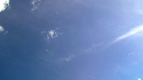 dos niveles de nubes moviéndose en direcciones opuestas en lapso de tiempo