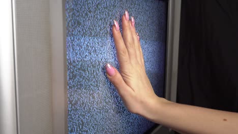 mano femenina tocando una vieja pantalla de tv con ondas