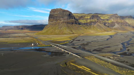 carretera número 1 y la montaña lomagnupur en islandia - toma aérea de un avión no tripulado