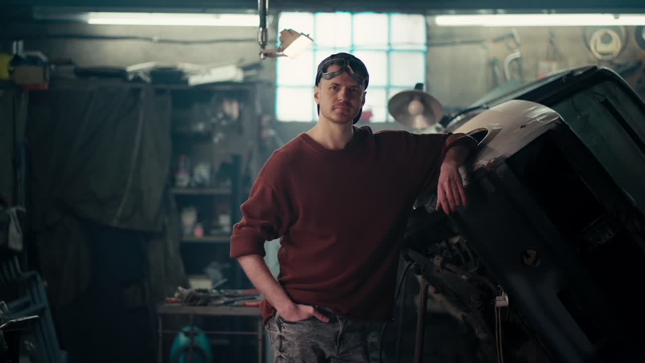 el arte serio de la soldadura: dominar el oficio con dedicación y precisión. ingeniero soldador de metal posando en la fábrica