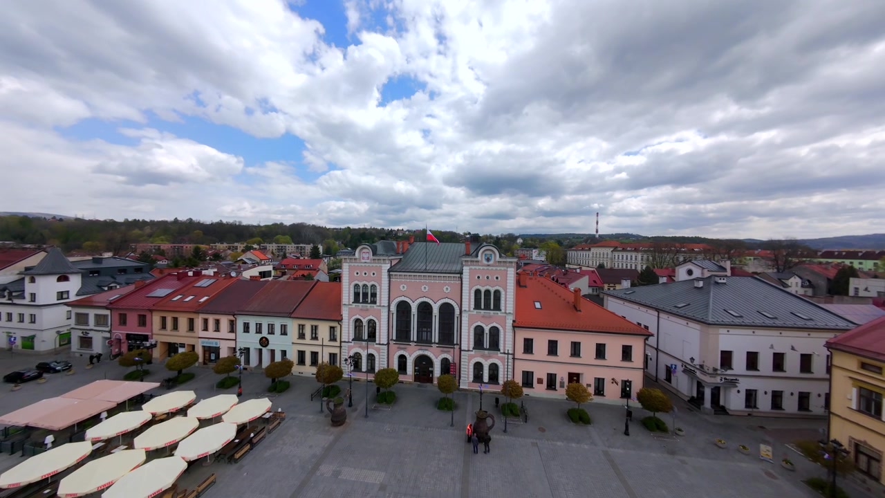 FPV zpomalený záběr nad Żywieckým náměstím. Historická architektura se snoubí s moderním životem.