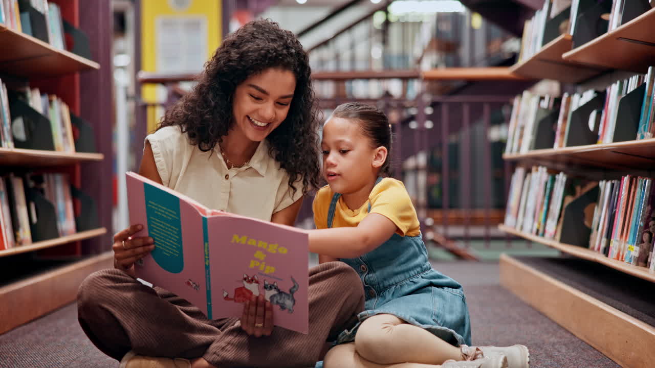 madre e hija leyendo juntas en la biblioteca