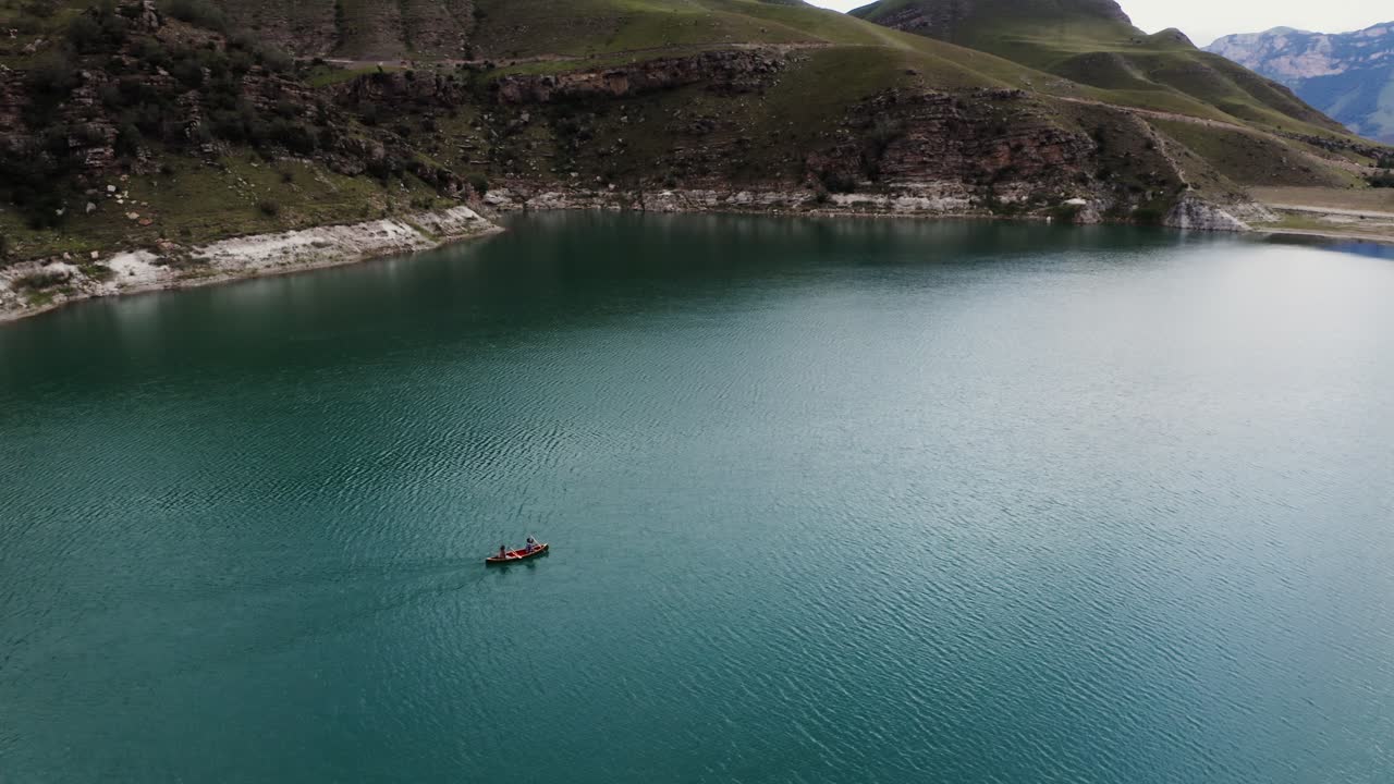 lago de montaña con canoa
