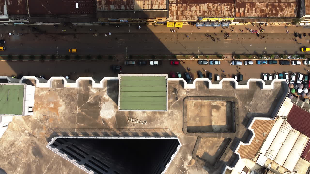 카메룬의 화창한 야운데에 있는 아다마우아 호텔 위의 공중 전망 - 하향식, 드론 샷