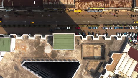 vista aérea sobre el hotel adamaoua, en el soleado yaundé, camerún - de arriba hacia abajo, disparo de drones