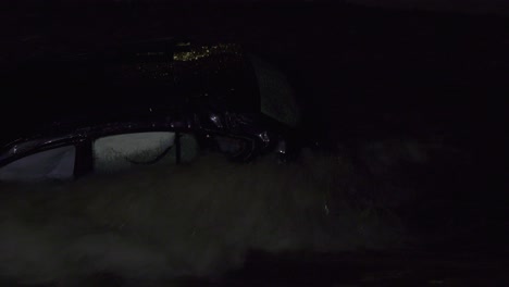 restos de coche en el río después del accidente