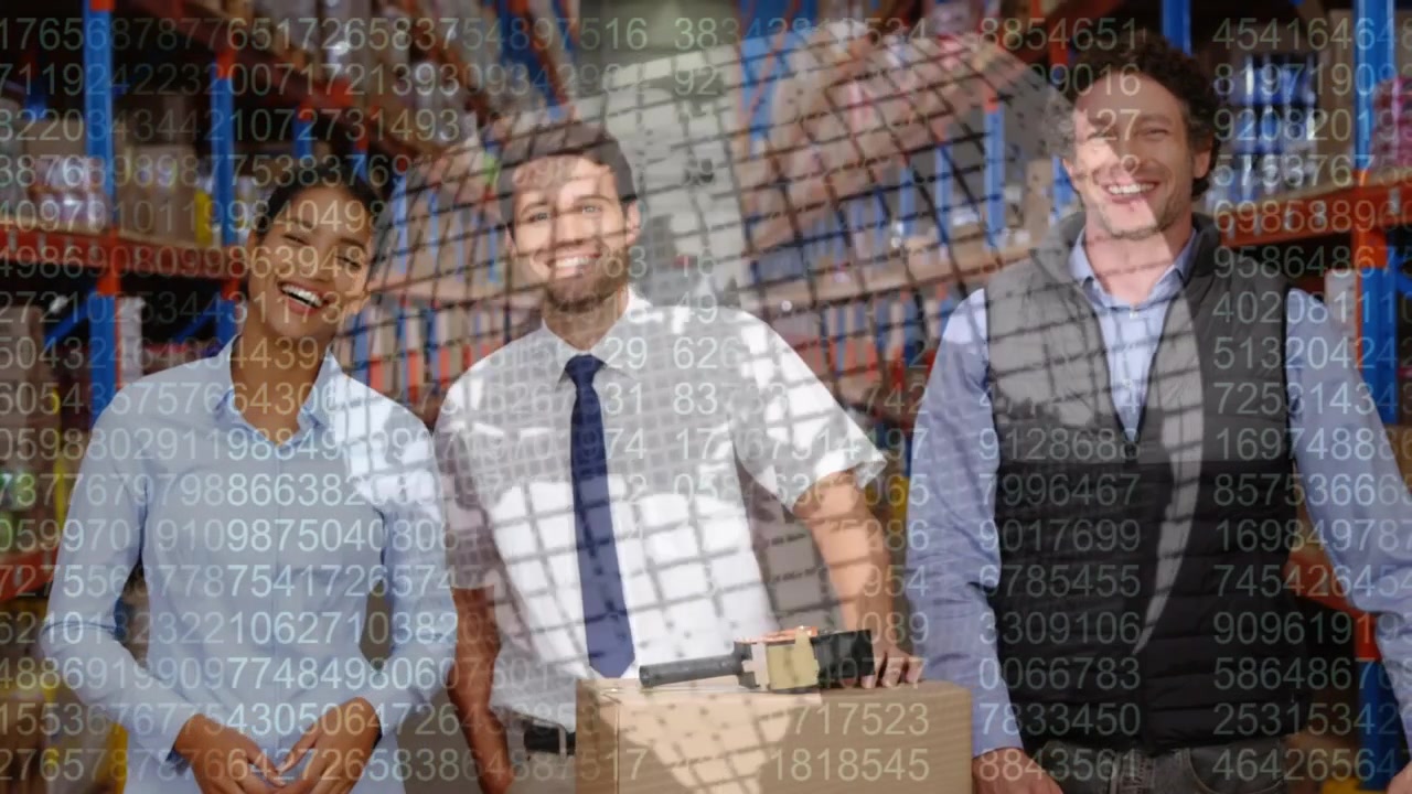Animation av databehandling och en snurrande jordglob över leende mångfaldiga manliga och kvinnliga chefer.